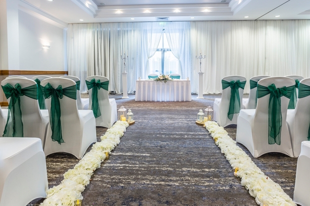 DoubleTree by Hilton Swindon offer special wedding package - book your wedding for 2020 now and one in every 20 guests go free!: Image 1