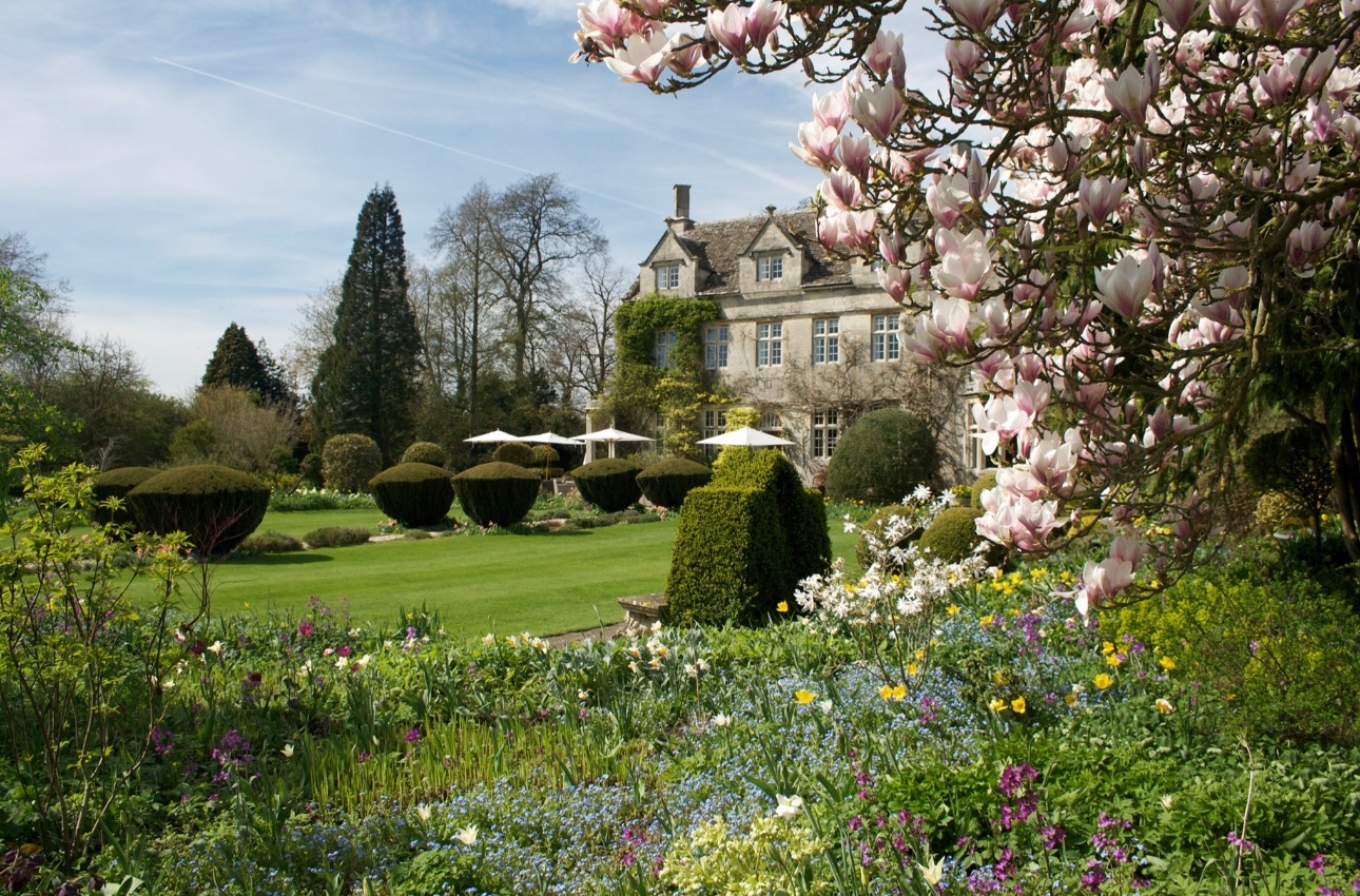 Exterior of Barnsley House wedding venue in Gloucestershire