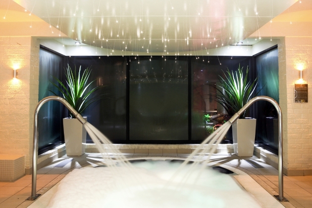 indoor jacuzzi with led light ceiling 